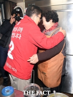 [TF포토] 황교안, 포옹으로 '표심 노려~'