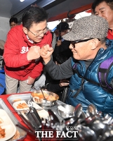 [TF포토] '시민과 주먹 맞댄 황교안'