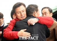 [TF포토] 시민과 포옹하는 황교안 대표