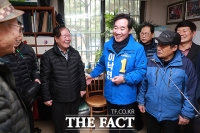 [TF포토] 어르신들과 대화 나누는 이낙연 전 총리