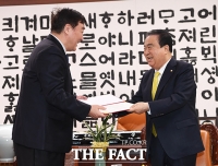 [TF포토] 위로의 편지 전달하는 문희상 국회의장