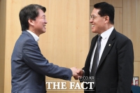 [TF포토] 안철수-정운천, '화기애애'