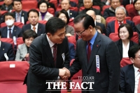 [TF포토] 악수 나누는 황교안-정갑윤