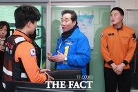 [TF포토] 소방대원 만난 이낙연 전 총리