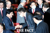 [TF포토] 당원들과 인사 나누는 황교안-심재철