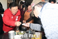 [TF포토] 명함 건네는 황교안