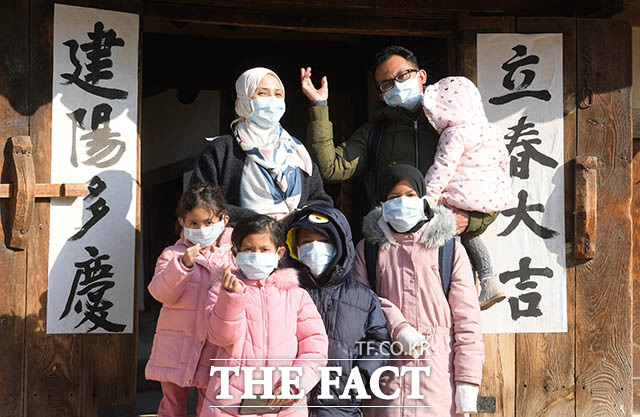 절기상 입춘인 4일 오전 서울 종로구 국립민속박물관을 찾은 외국인 관광객들이 오촌댁 대문에 붙여진 입춘방 앞에서 기념사진을 찍고 있다. /김세정 기자