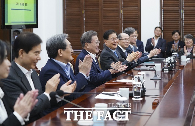 지난 10일 문재인 대통령이 청와대에서 열린 수석 보좌관회의에 전 아카데미상 4관왕에 오른 영화 기생충에 박수를 보내는 모습. /청와대 제공