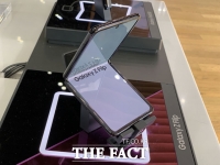  갤Z 플립, 온라인 '완판'·오프라인 '북적'…출시 행사 없어도 뜨거운 반응