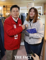 [TF포토] 청년 대표와 주먹 인사하는 황교안 대표