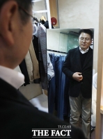 [TF포토] 옷입은 모습 감상하는 황교안 대표