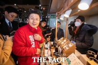 [TF사진관] '청년 사업가들 만난 황교안 대표'