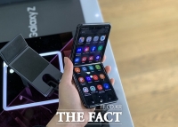  [TF현장] 갤Z플립, '코로나19'도 꺾지 못한 인기…매장 '북적'(영상)