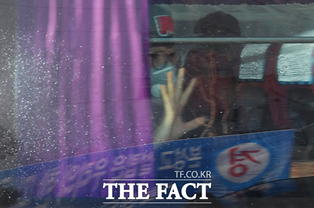 코로나19 최종 검체 검사에서 전원 음성 판정을 받은 우한 교민 173명이 15일 오전 충북 진천 국가공무원인재개발원에서 버스를 타고 퇴소하고 있다. /이덕인 기자