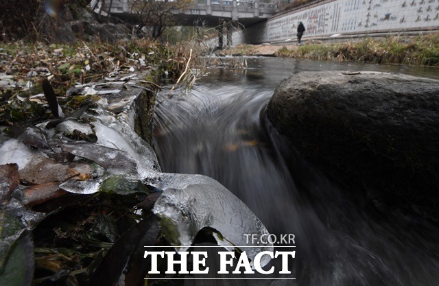 새벽부터 기온이 뚝 떨어지고 전국에 비나 눈이 내리겠다. 아침 최저기온은 -1∼8도, 낮 최고기온은 0∼10도로 예보됐다. /더팩트 DB