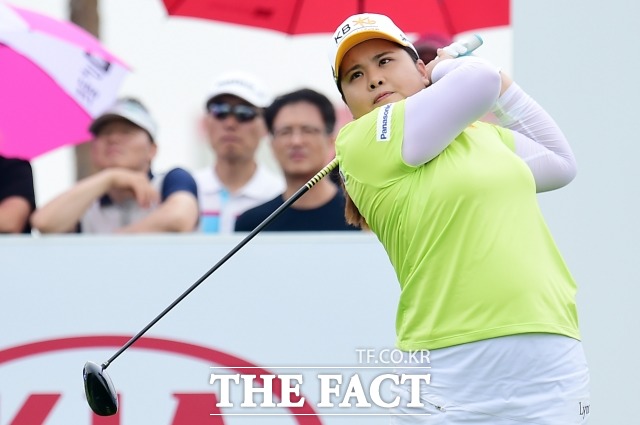 골프 여제 박인비(32)가 15일 호주에서 펼쳐진 미국 LPGA 투어 ISPS 한다 호주여자오픈 3라운드에서 3타 차 단독 선두로 올라서며 통산 20승 고지에 바짝 다가섰다.사진은 국내 대회 출전 경기 장면./남용희 기자