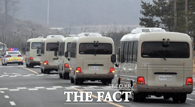 신종 코로나 바이러스 감염증의 진원지로 알려진 중국 후베이성 우한에서 귀국한 교민 150여명을 태운 버스가 지난달 31일 오후 충북 진천군 국가공무원인재개발원으로 들어가고 있는 모습. /이새롬 기자