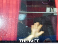 [TF포토] 손 흔들며 퇴소하는 진천 우한 교민