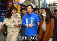 [TF포토] 취재진 질문에 답하며 이동하는 이낙연