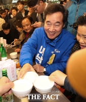 [TF포토] 막걸리로 건배하는 이낙연