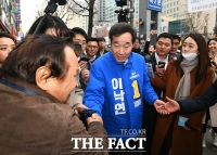 [TF포토] 이낙연, '환영에 손이 모자를 정도'