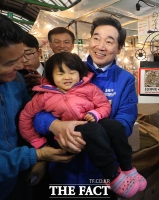 [TF포토] 아이 안은 이낙연