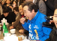 [TF포토] 광장시장 전 맛보는 이낙연