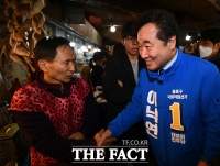 [TF포토] 상인과 인사 나누는 이낙연