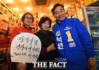 [TF포토] 상인들과 기념촬영하는 이낙연