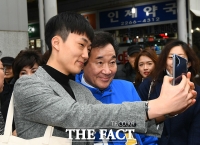 [TF포토] 시민들과 기념촬영하는 이낙연