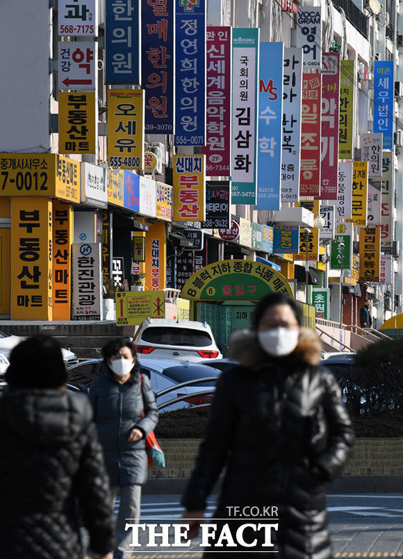 16일 오전 9시 기준 신종 코로나 바이러스(코로나19) 국내 29번째 환자가 발생했다. 사진은 서울 시민들이 마스크를 낀 채 길을 걸어가고 있는 모습. /임세준 기자