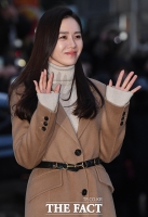 [TF포토] 손예진, '사랑스러운 손인사'