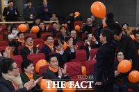 [TF포토] 지지자들 박수 받는 안철수