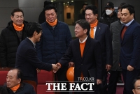 [TF포토] 지지자들과 인사하는 안철수