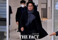  [TF현장] '위대한' 봉준호 감독 귀국길..피로에도 5분의 여유
