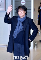 [TF포토] 밝게 손인사하는 봉준호