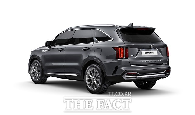 기아차는 4세대 쏘렌토의 적용된 후면디자인 콘셉을 앞으로 출시할 자사 중대형 SUV 라인업의 시그니처 디자인으로 정립한다는 계획이다.