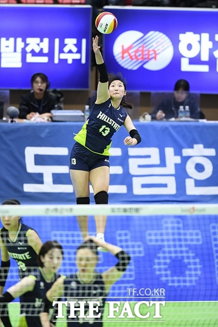 오는 18일(화) 오후 7시에 수원실내체육관에서 열리는 2019-20시즌 V리그 여자부 현대건설-IBK기업은행전을 대상으로 한 배구토토 매치 24회차 투표율 중간집계 결과, 참가자들은 홈팀 현대건설의 완승을 예상하는 것으로 나타났다./KOVO 제공