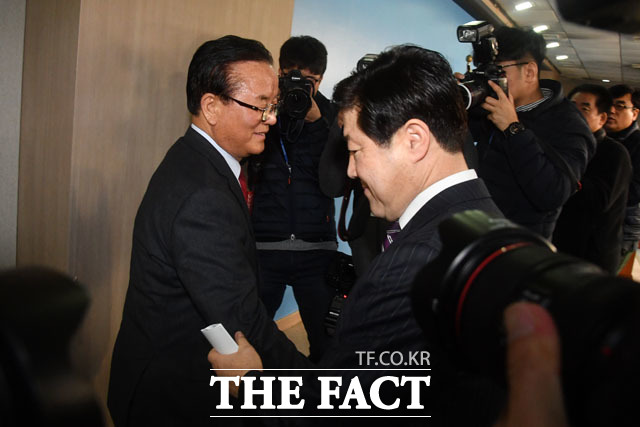 자유한국당 5선 정갑윤(왼쪽) 의원과 4선 유기준 의원은 17일 오는 4월 총선에 출마하지 않겠다고 밝혔다. 불출마 기자회견 후 정 의원과 유 의원. /국회=남윤호 기자