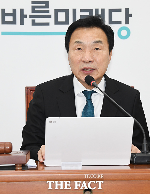 손학규 바른미래당 대표는 17일 대안신당, 민주평화당과 통합에 대해 호남신당의 창당은 결코 새로운 길이 될 수 없다고 거절했다. 손 대표가 통합을 거절하면서 바른미래당 소속 호남의원들의 탈당으로 이어질지 주목된다. /배정한 기자