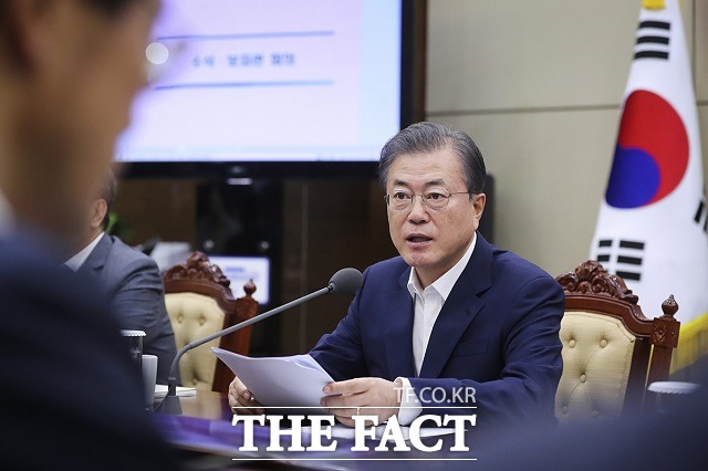 문재인 대통령은 17일 청와대에서 경제 부처 업무 보고를 받는 자리에서 코로나19로 인한 경제 위축을 우려하며 경제 활력을 되찾는 강력한 대책과 함께 경제부처 간 빈틈없는 협업을 당부했다. /청와대 제공