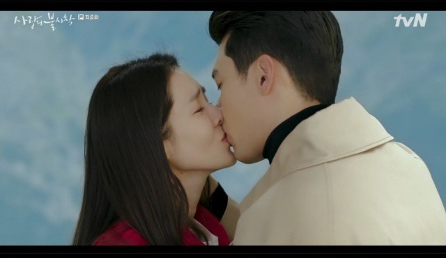 사랑의 불시착 결말에서 윤세리(손예진 분)와 리정혁(현빈 분)은 매년 스위스에서 함께 시간을 보냈다. /tvN 사랑의 불시착 캡처