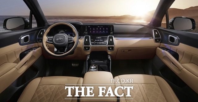4세대 쏘렌토 내장 디자인은 고급스러운 이미지와 더불어 운전자 및 동승자의 사용성에 초점을 맞췄다.
