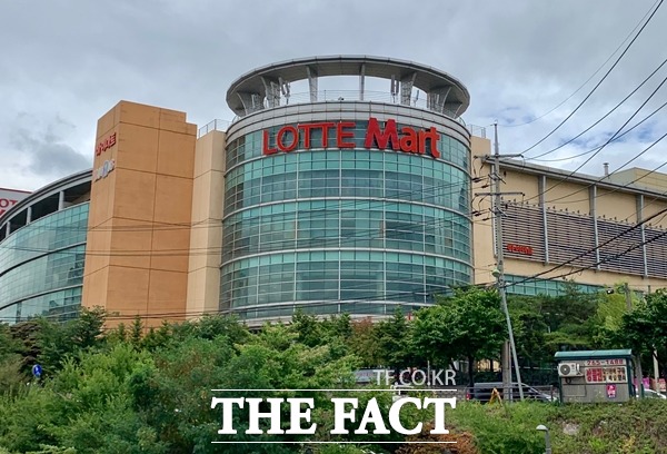 롯데쇼핑이 점포 200개를 정리하겠다고 하자 롯데마트 노조가 반발하고 있다. /이민주 기자