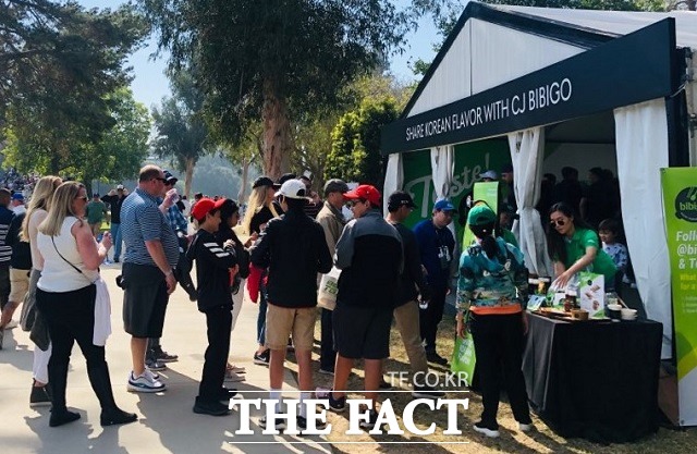 제네시스 인비테이셔널 대회장 내 마련된 비비고 부스에는 대회 기간 동안 수많은 갤러리들이 발길이 이어졌다. /CJ제일제당 제공