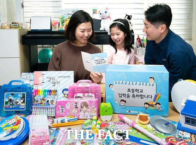 대한항공은 가족친화경영의 일환으로 초등학교 입학을 앞둔 임직원 자녀 720명에게 크레파스와 색연필 등 문구용품과 연필깎기 종합세트, 리듬악기 종합세트 등을 전달했다. /대한항공 제공