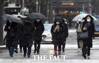 [TF포토] 눈 내리는 출근길