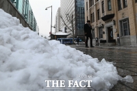[TF포토] 출근길에 금새 쌓인 눈