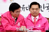 [TF포토] 대화하는 조경태-심재철