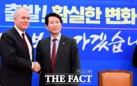 [TF포토] 토마스 안커 덴마크 기후대사와 악수하는 이인영 원내대표